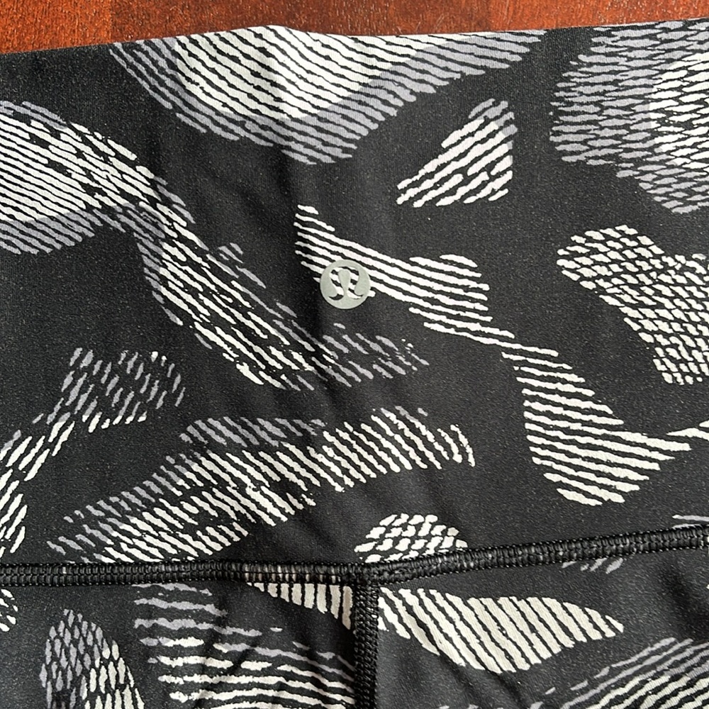 lululemon athletica Black & White Patterned Leggings - Picture 4 of 5